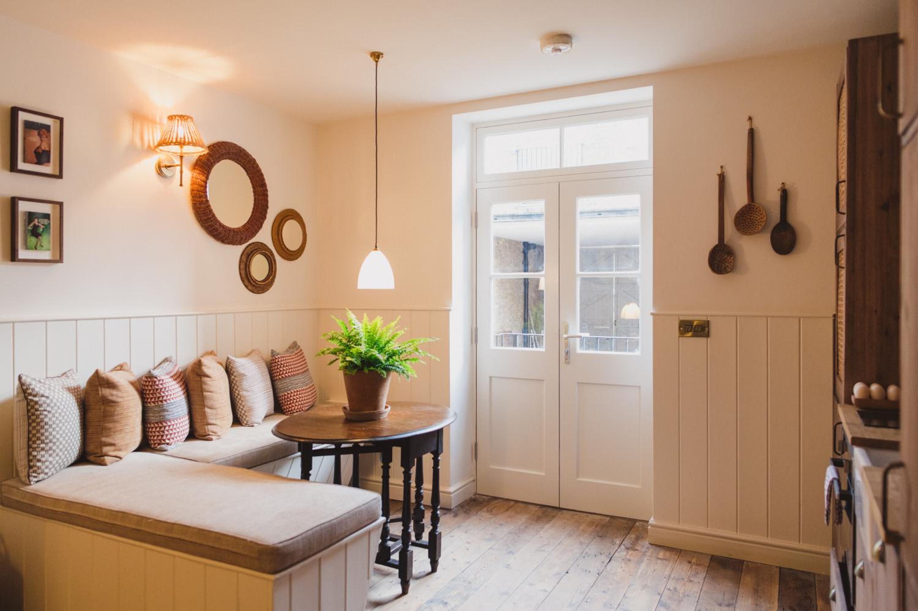 Buckingham Mews Pebble Cottage 3