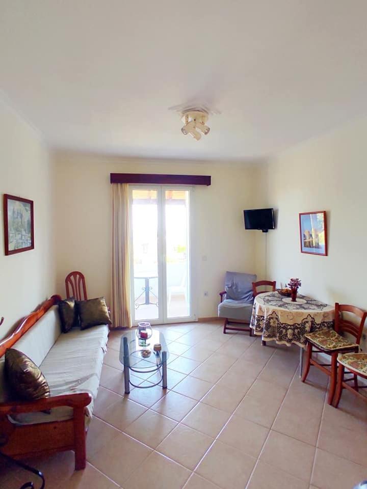 Sunny studio and apartment near the sea