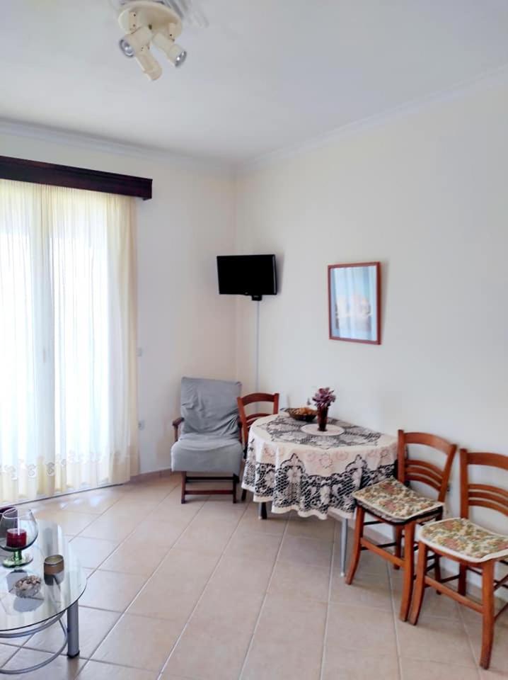 Sunny studio and apartment near the sea