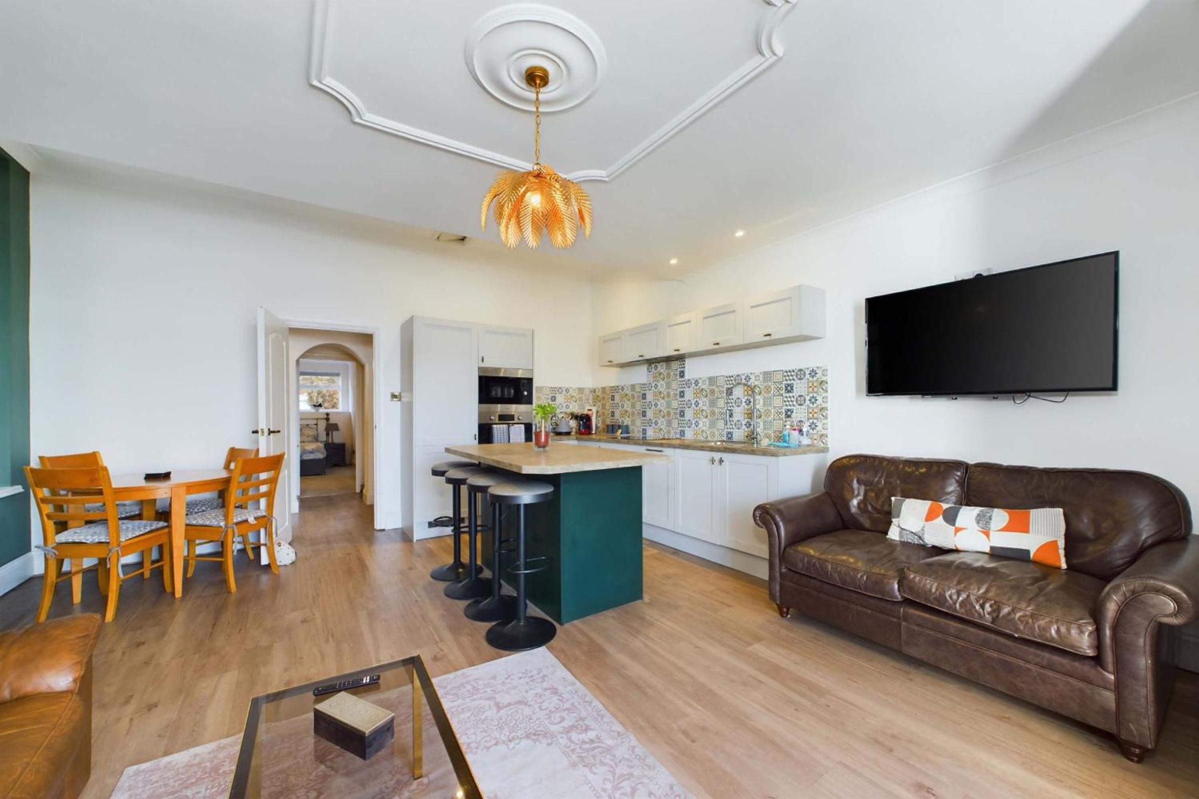 Loveliest Homes Torquay - 3 bed, 2 bathroom, balcony, parking view 4