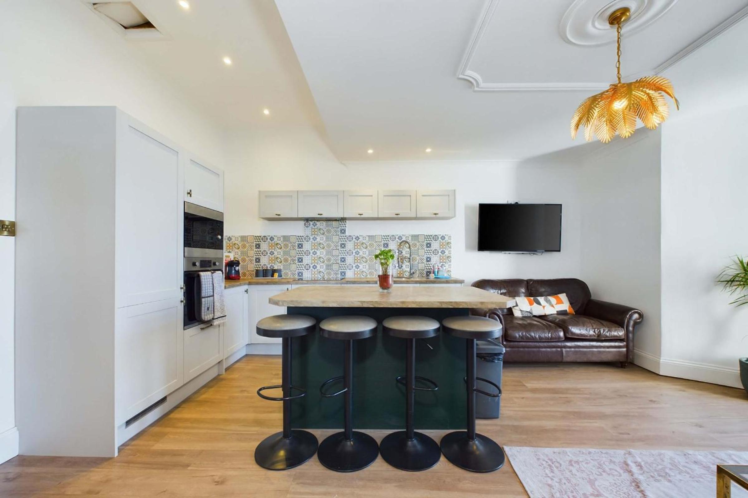 Loveliest Homes Torquay - 3 bed, 2 bathroom, balcony, parking view 5