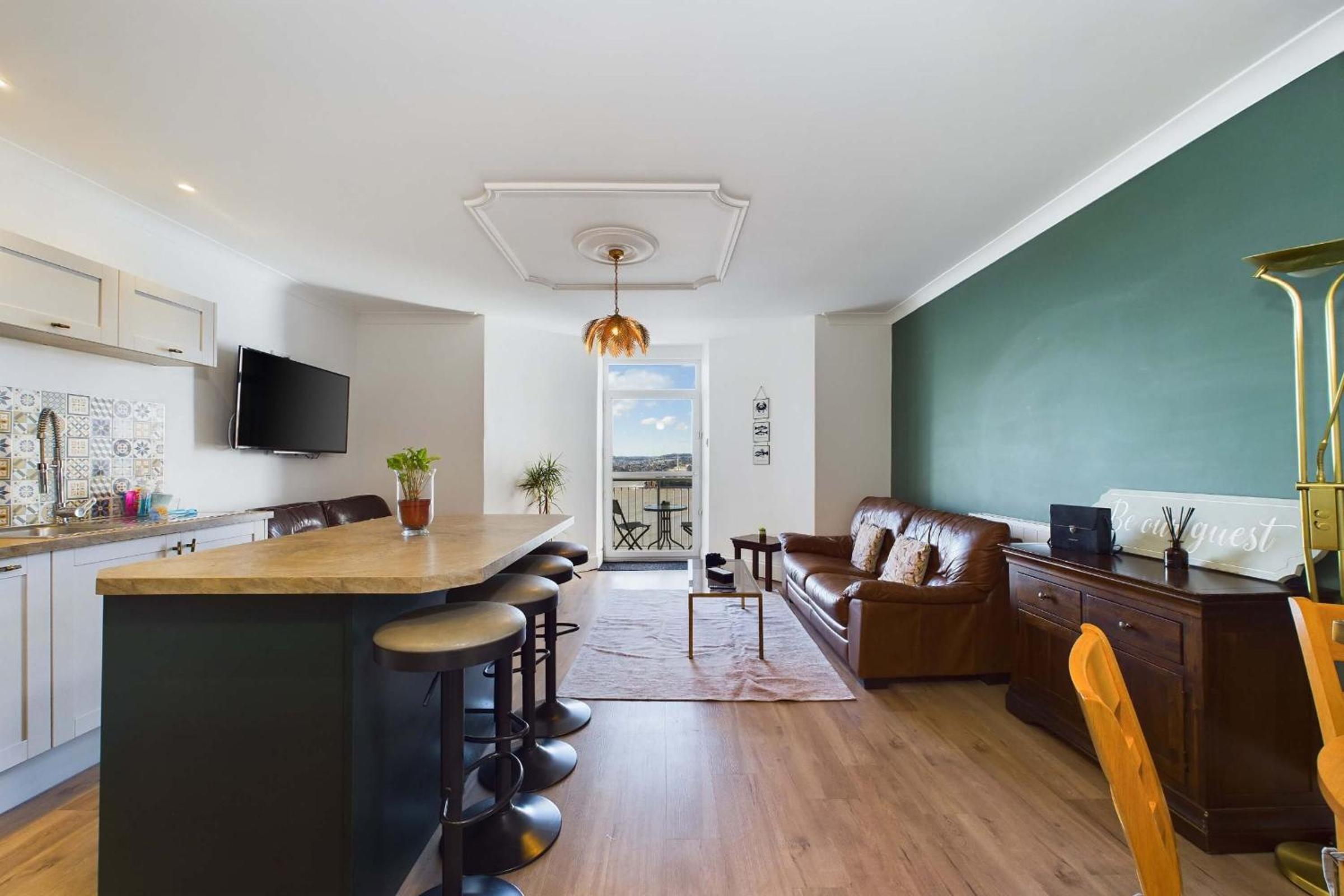 Loveliest Homes Torquay - 3 bed, 2 bathroom, balcony, parking view 3