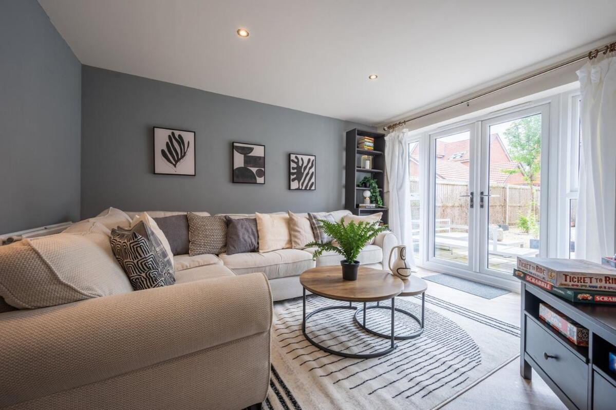 Close to Warwick University - Clover Way by Tŷ SA view 3