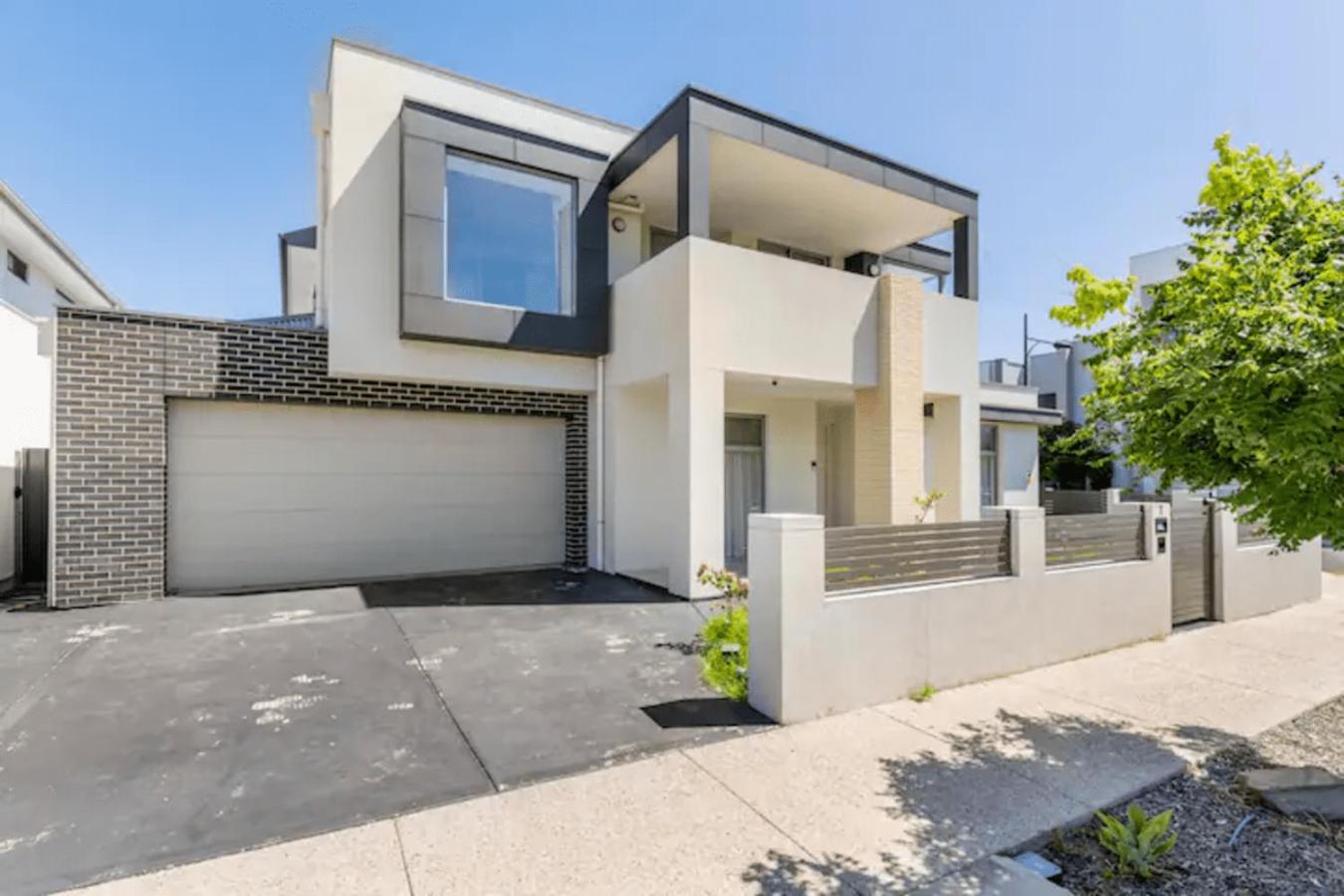Modern Mansion in Lightsview By Host Solutions