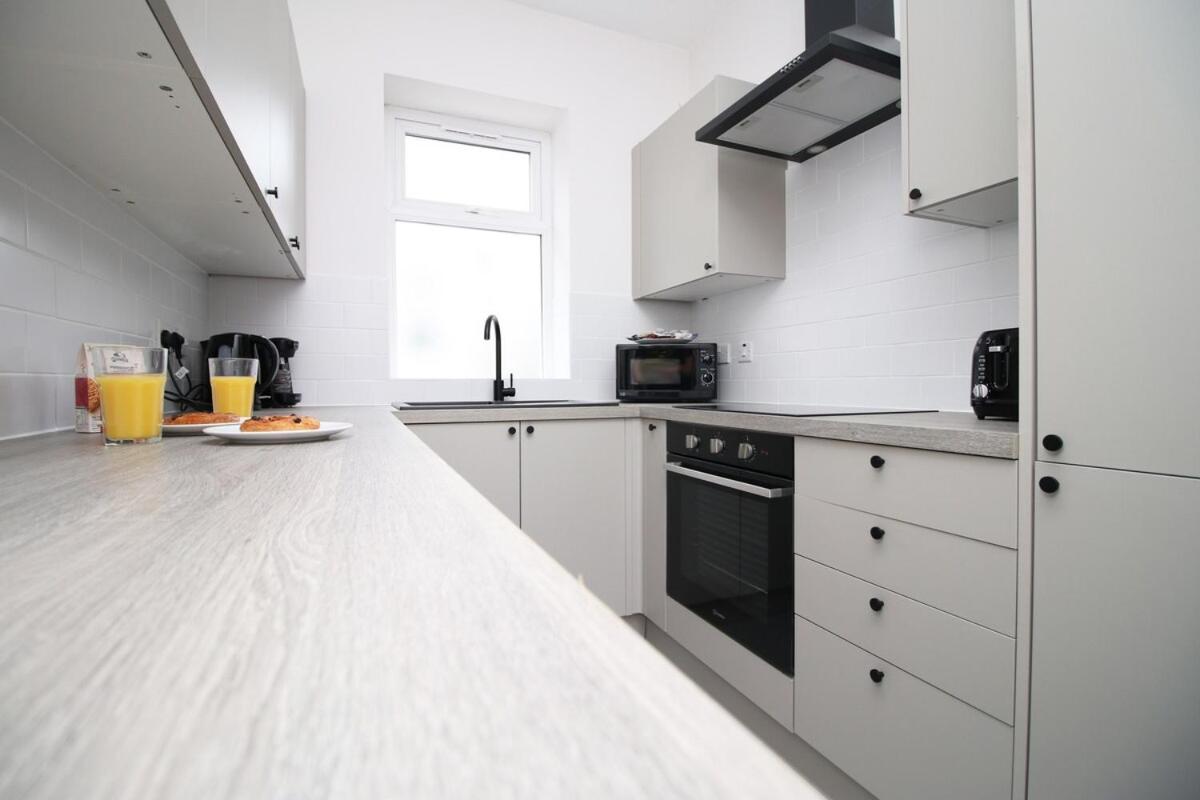 Large 5 Bedroom House - Harlequin Gardens by Tŷ SA view 5