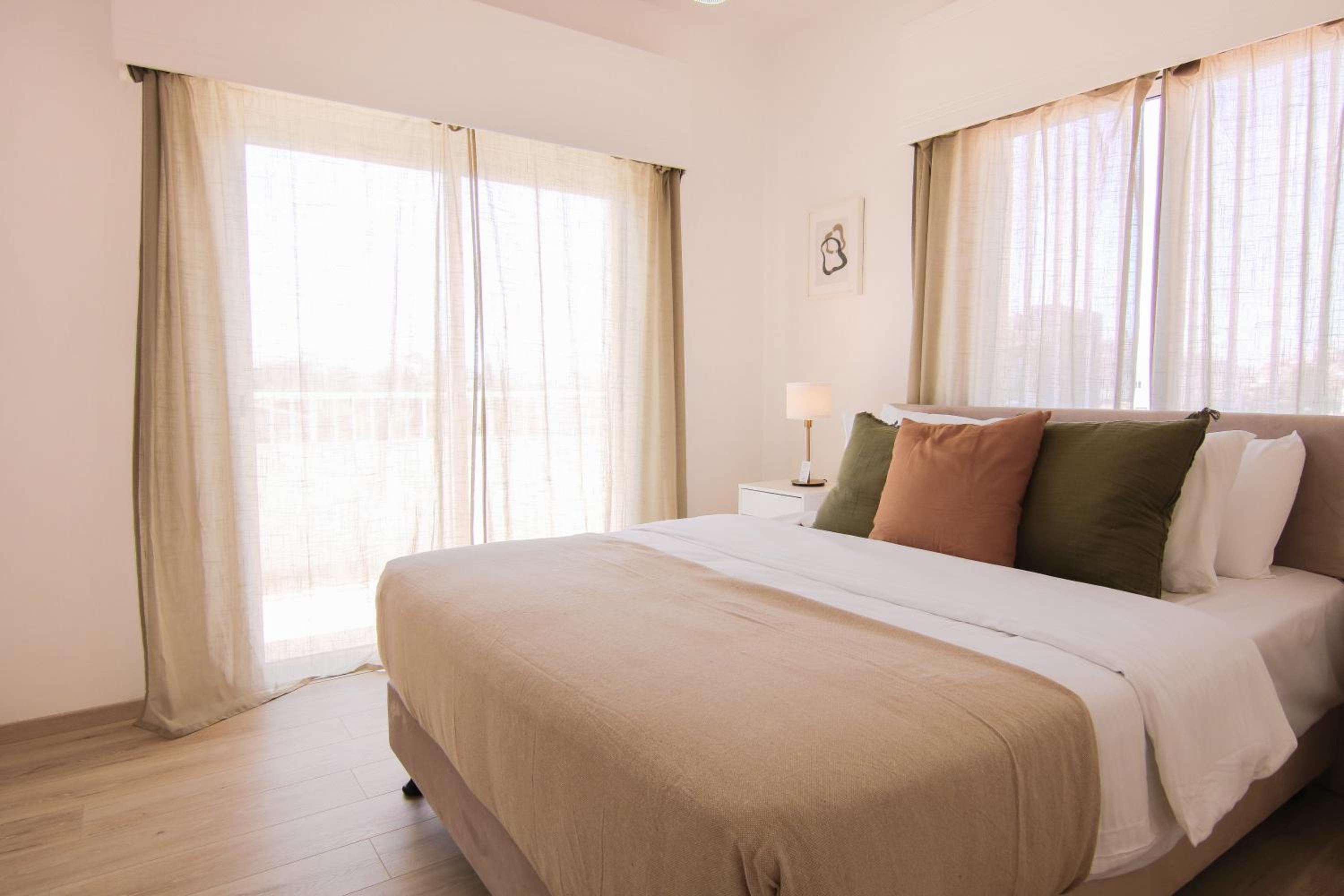 Phaedrus Living Modern City View Flat Nafi