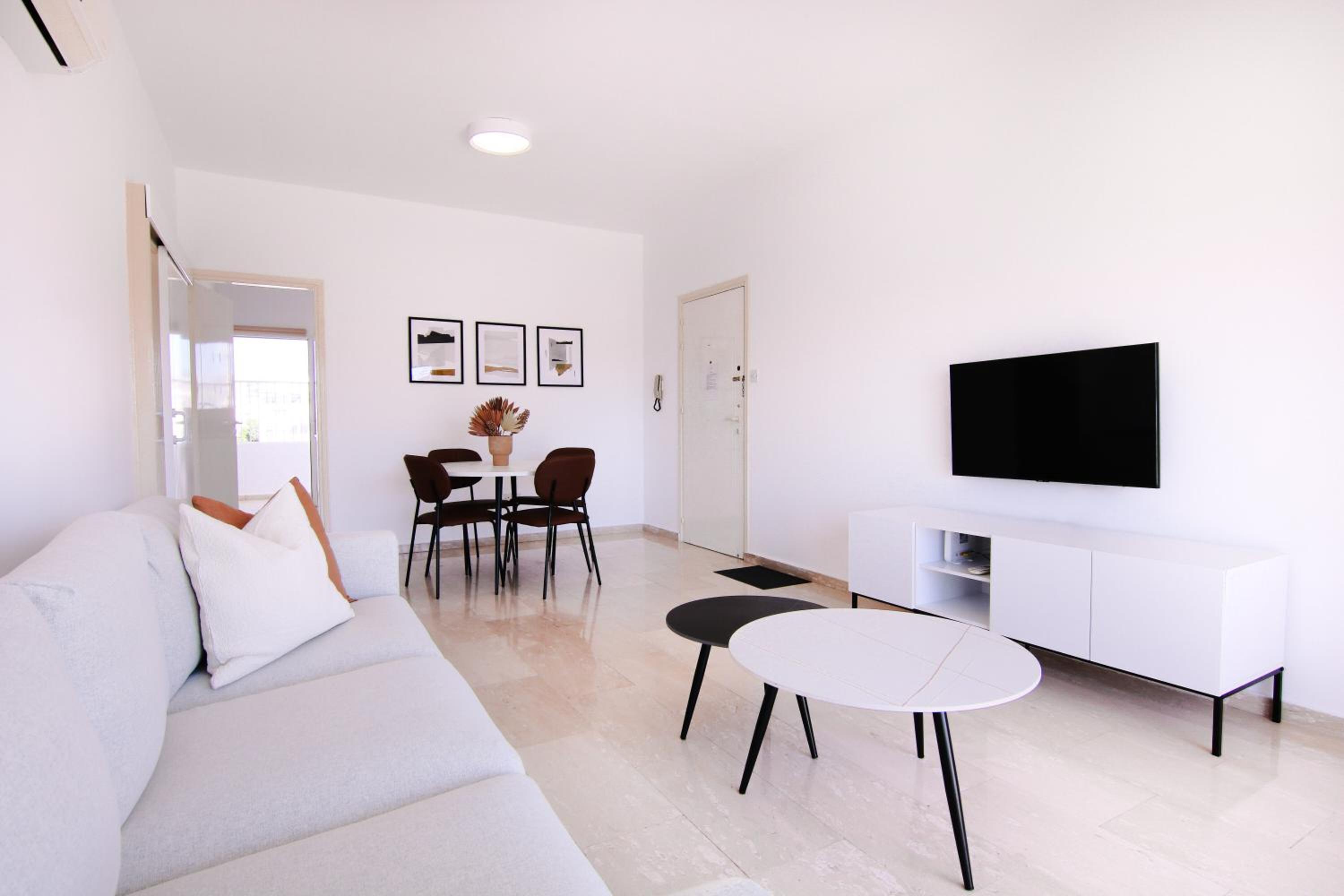 Phaedrus Living Modern City View Flat Nafi