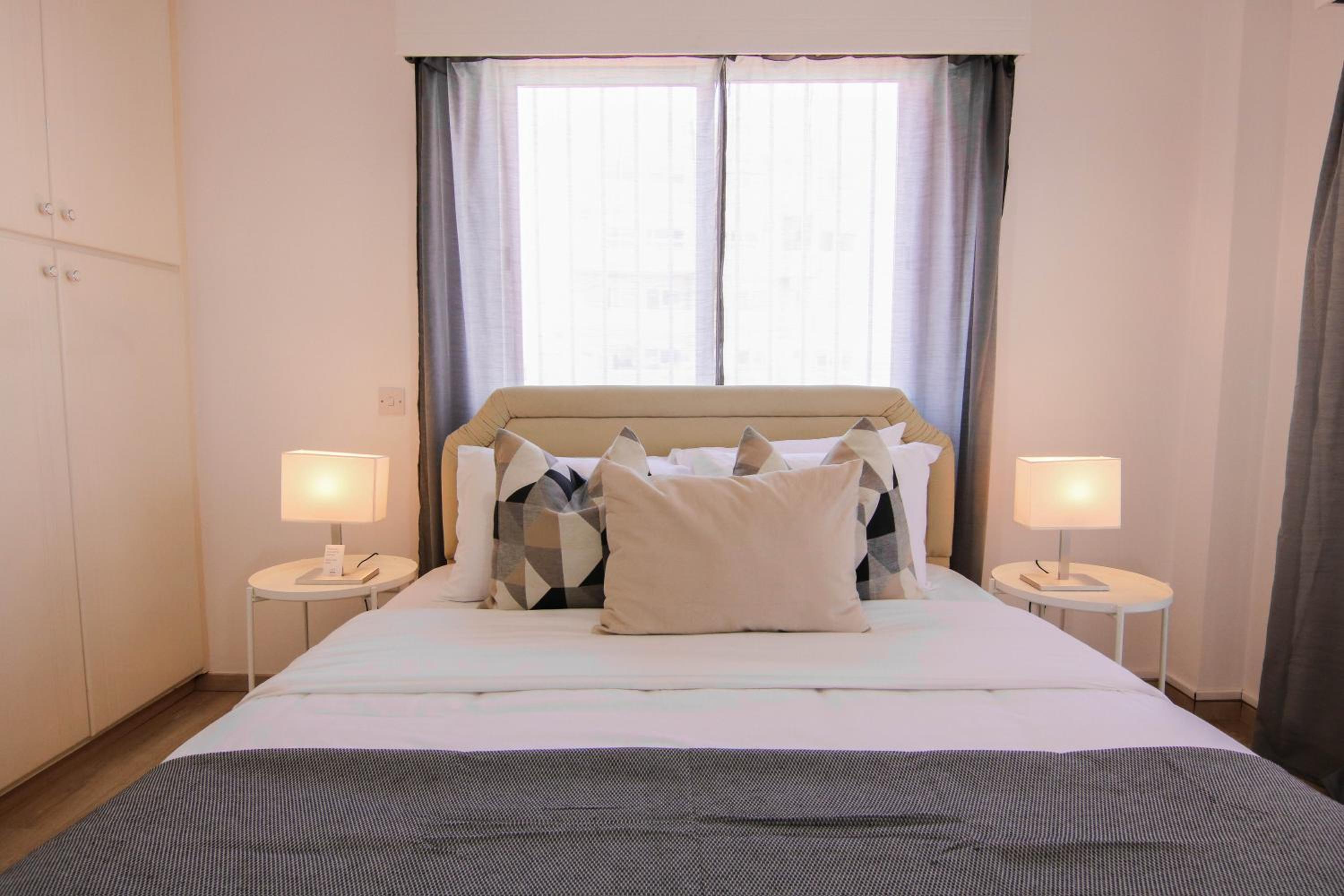 Phaedrus Living Modern City View Flat Nafi