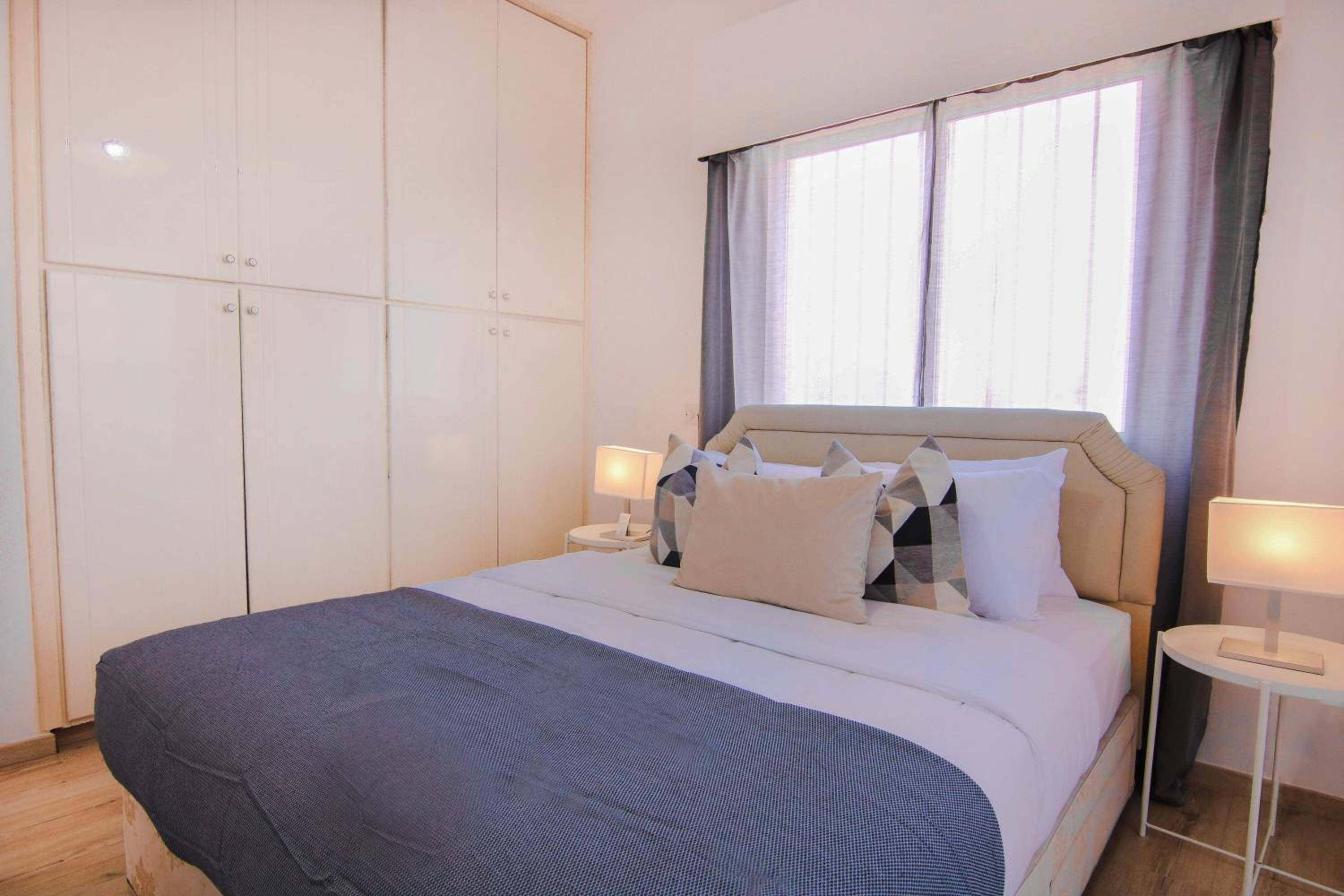Phaedrus Living Modern City View Flat Nafi