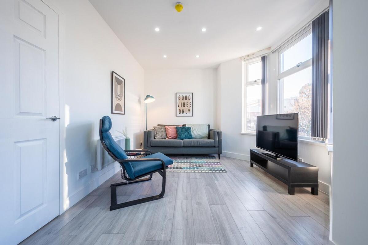Stylish 2 Bedroom - Church View 3 by Tŷ SA view 2