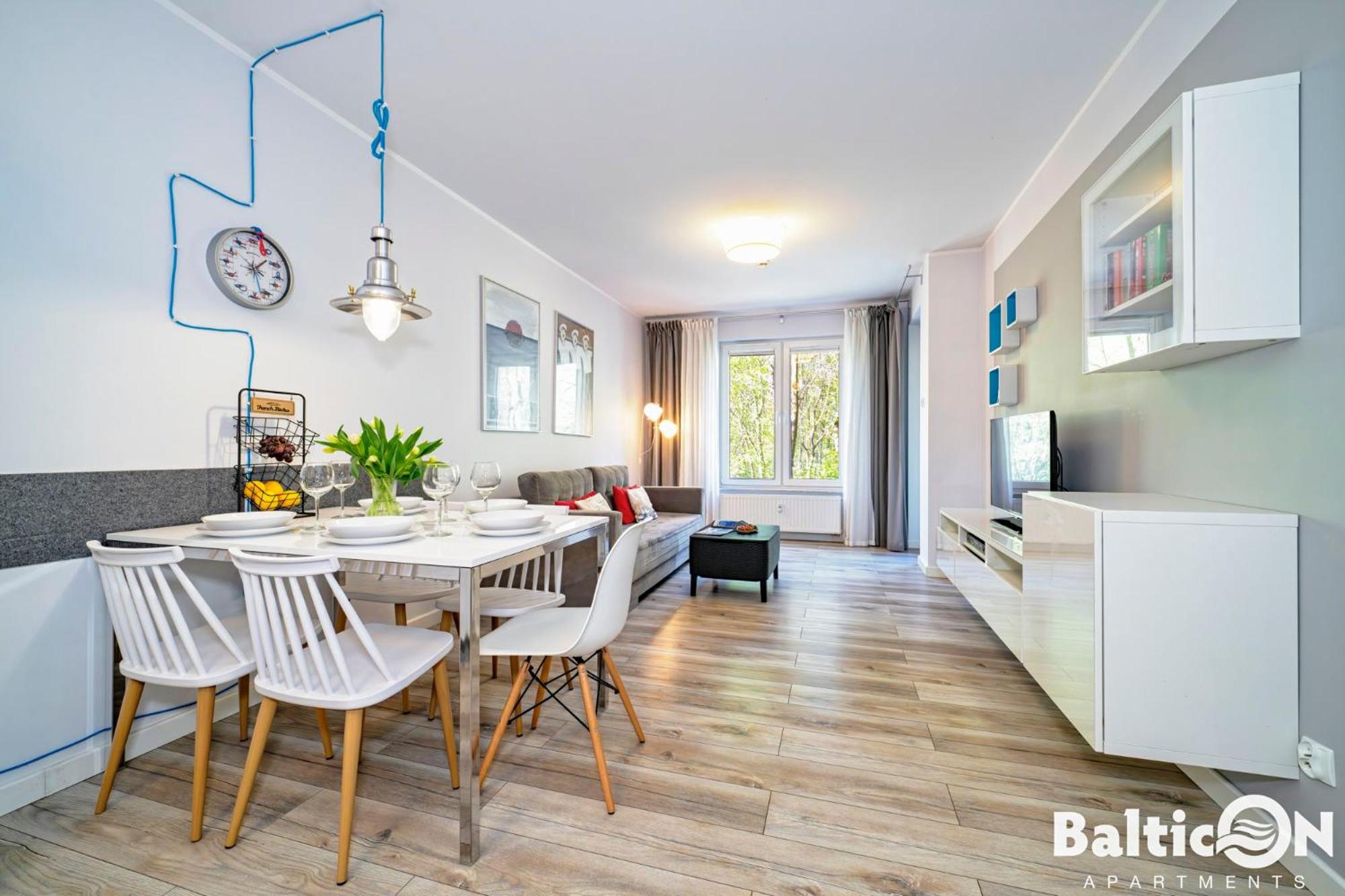 Apartamenty BalticON Polanki - Sauna, Fitness inclusive - Basen latem, Pool im Sommer