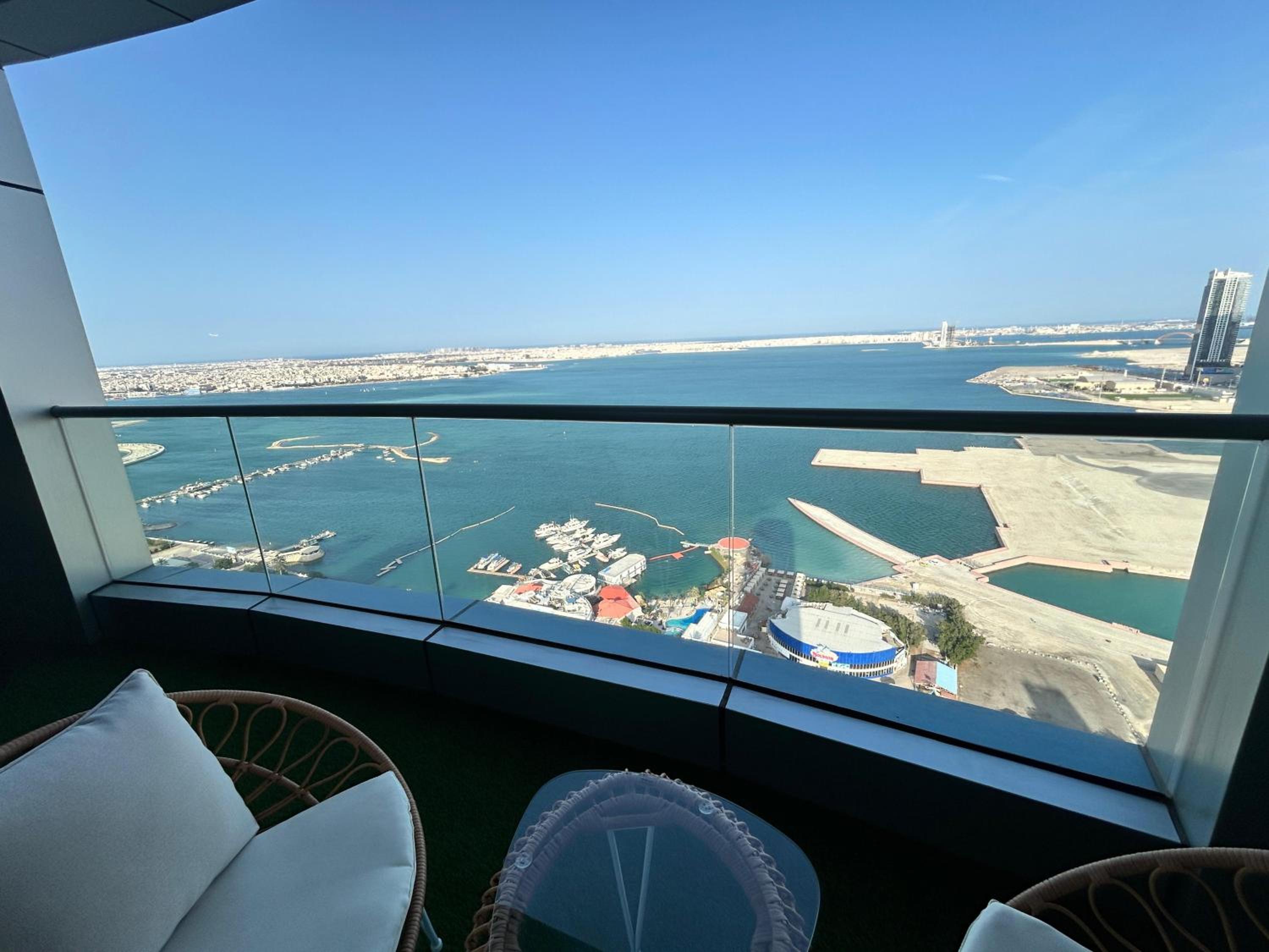 Luxury Romantic Sea View Apartment-ERAإقامة هادئة إطلالة بحرية موقع استثنائي- Manama