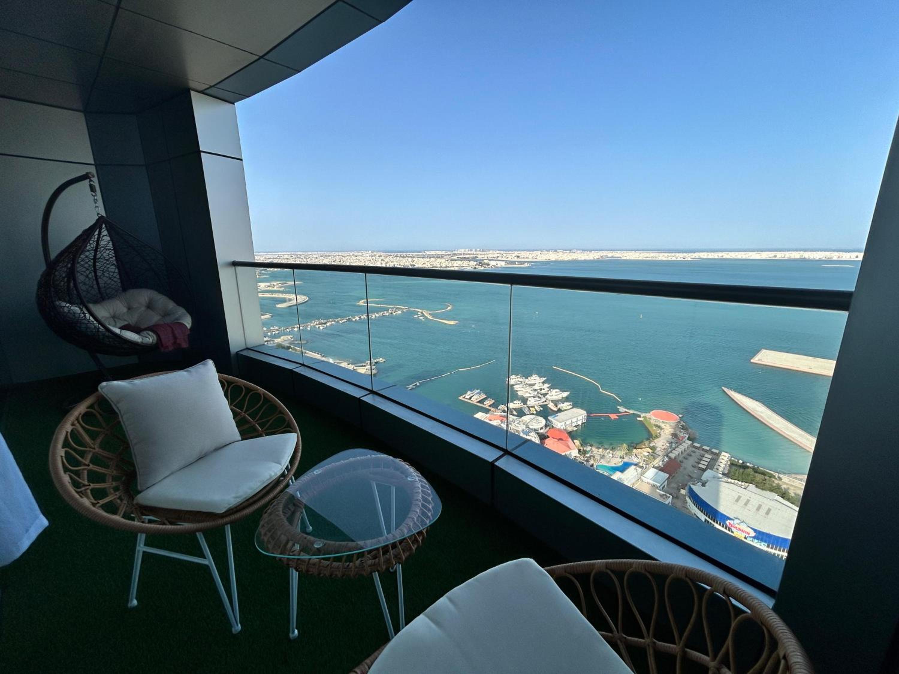 Luxury Romantic Sea View Apartment-ERAإقامة هادئة إطلالة بحرية موقع استثنائي- Manama