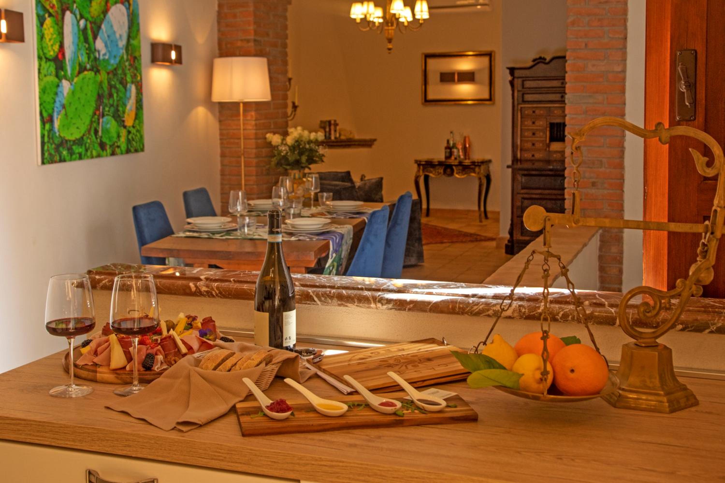 Casa di Regina - City Center, Completely Renovated, Historical photo 5