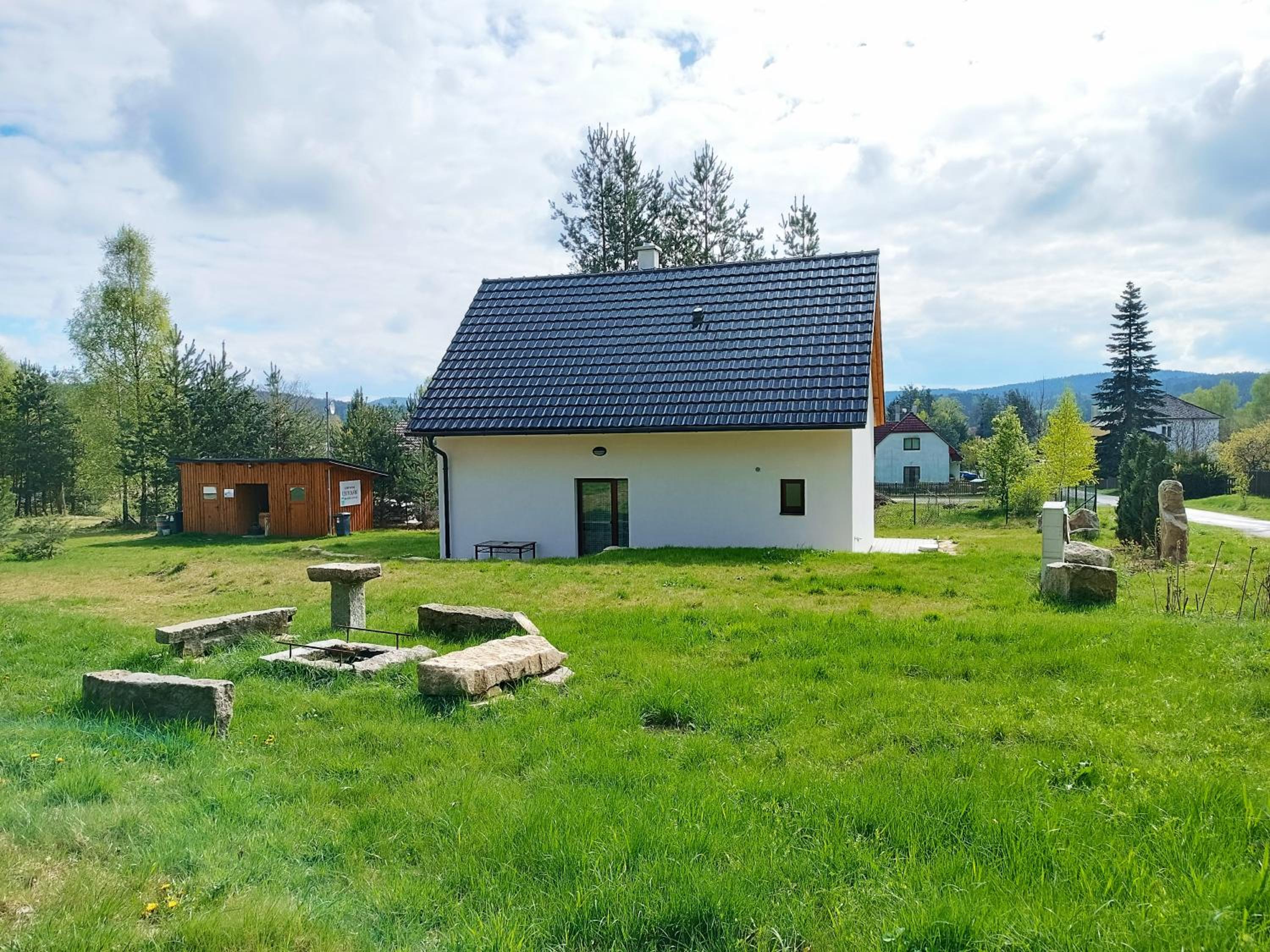 Klidná lokalita Na kraji lesa, celý dům s úschovnu kol