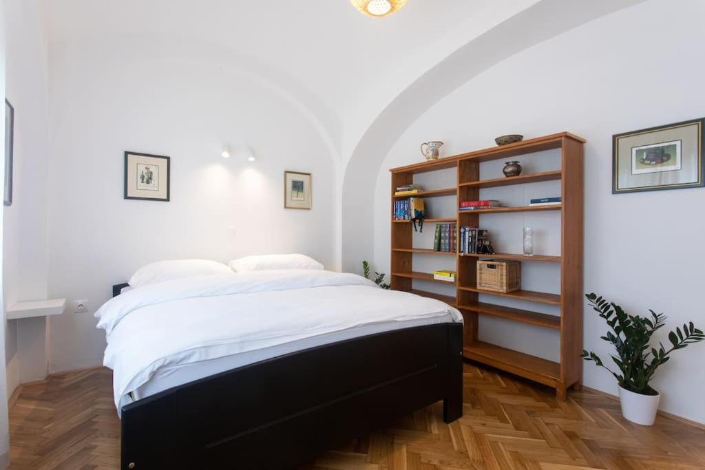 Green Oasis Apartment In The City With A Patio view 4