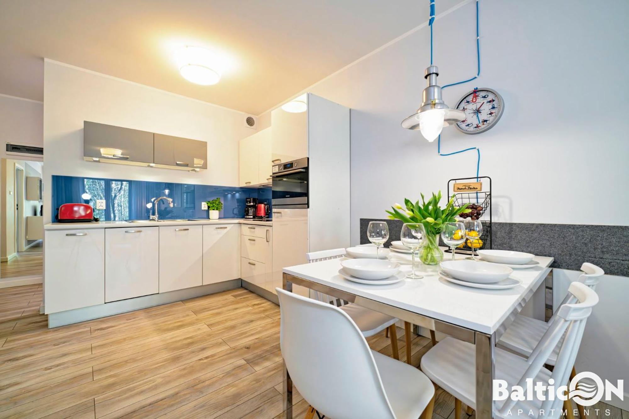 Apartamenty BalticON Polanki - Sauna, Fitness inclusive - Basen latem, Pool im Sommer