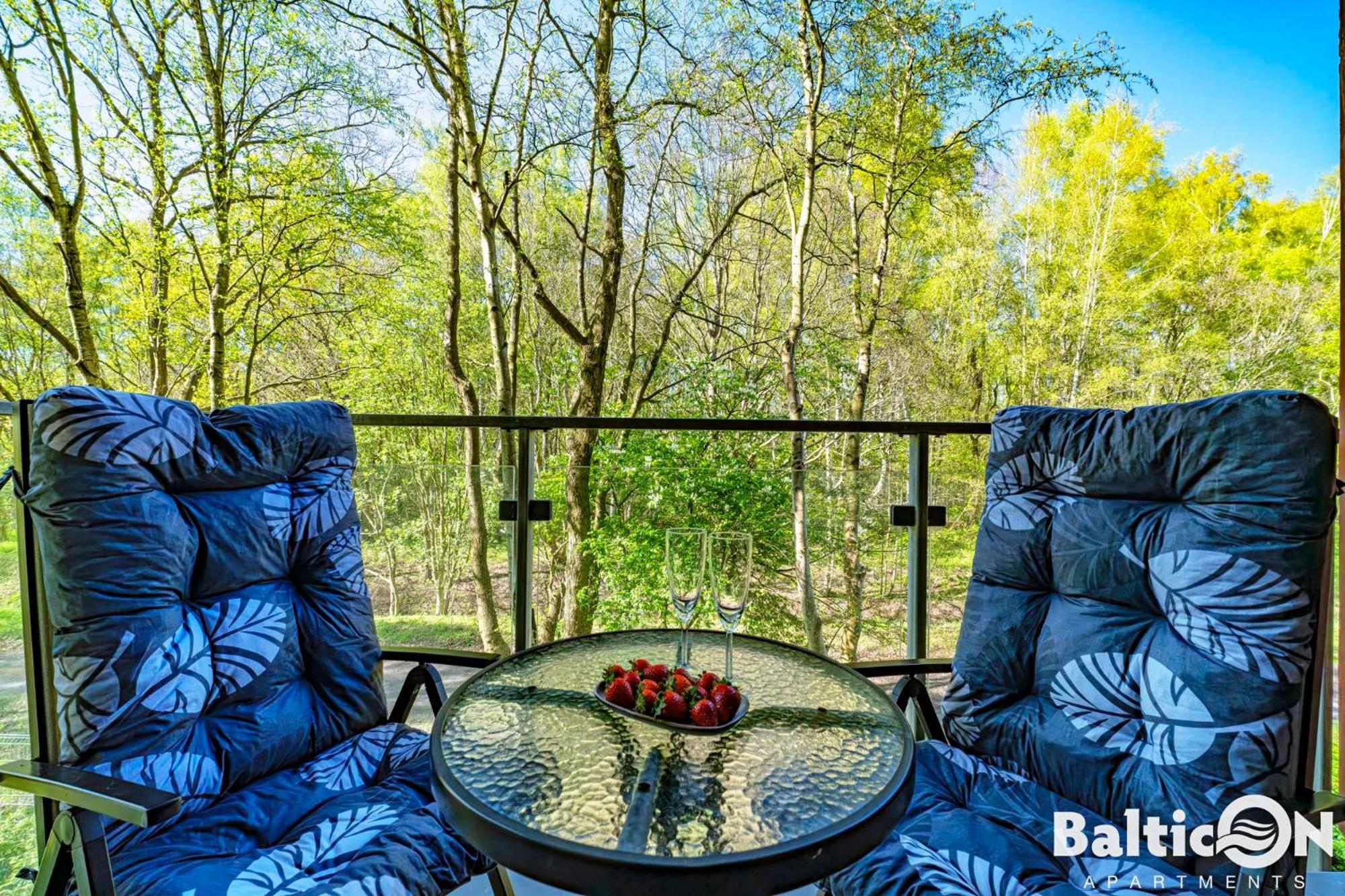 Apartamenty BalticON Polanki - Sauna, Fitness inclusive - Basen latem, Pool im Sommer