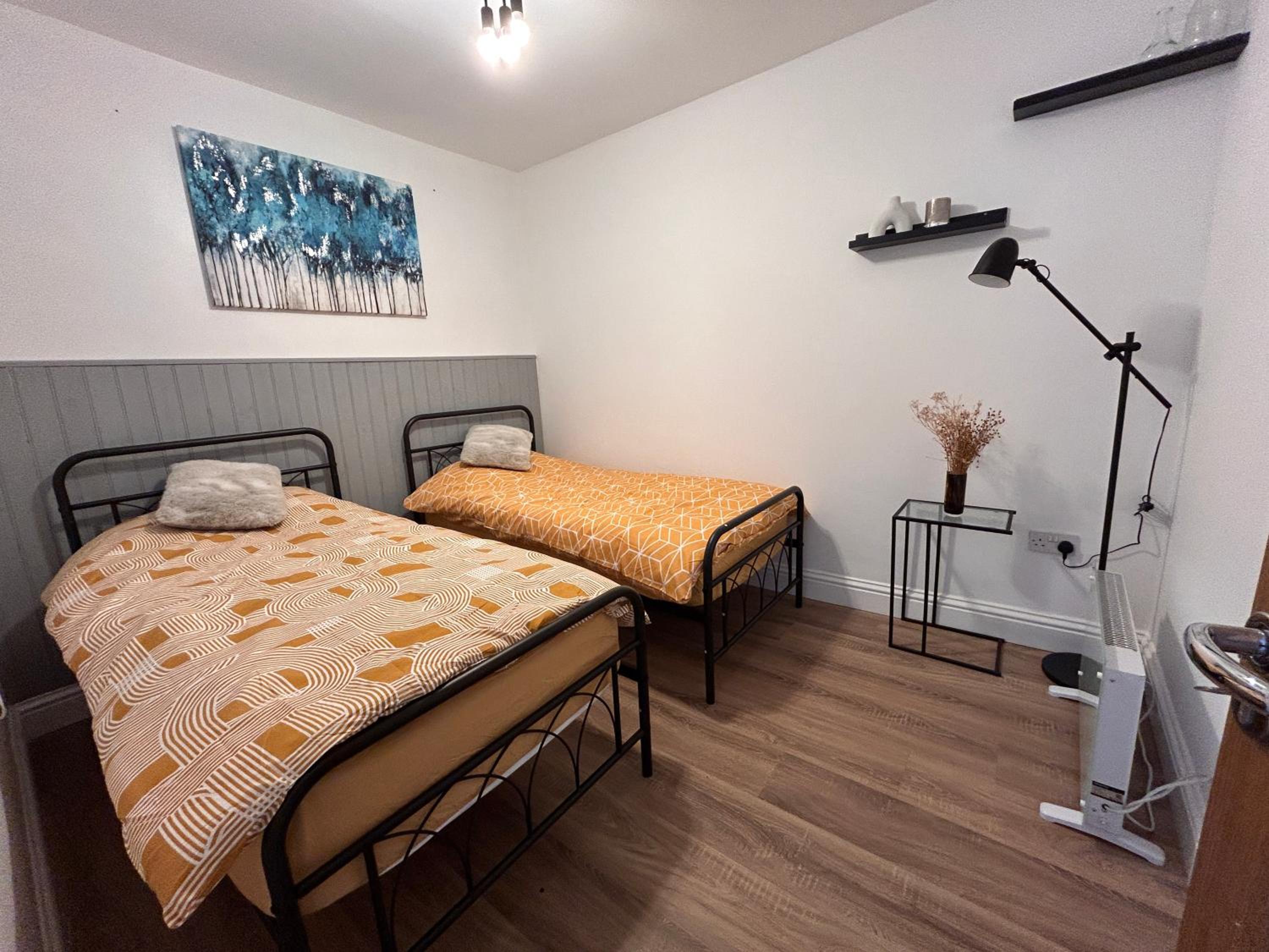 Vibrant Bungalow 2 Bedroom Flat with secure private parking view 4