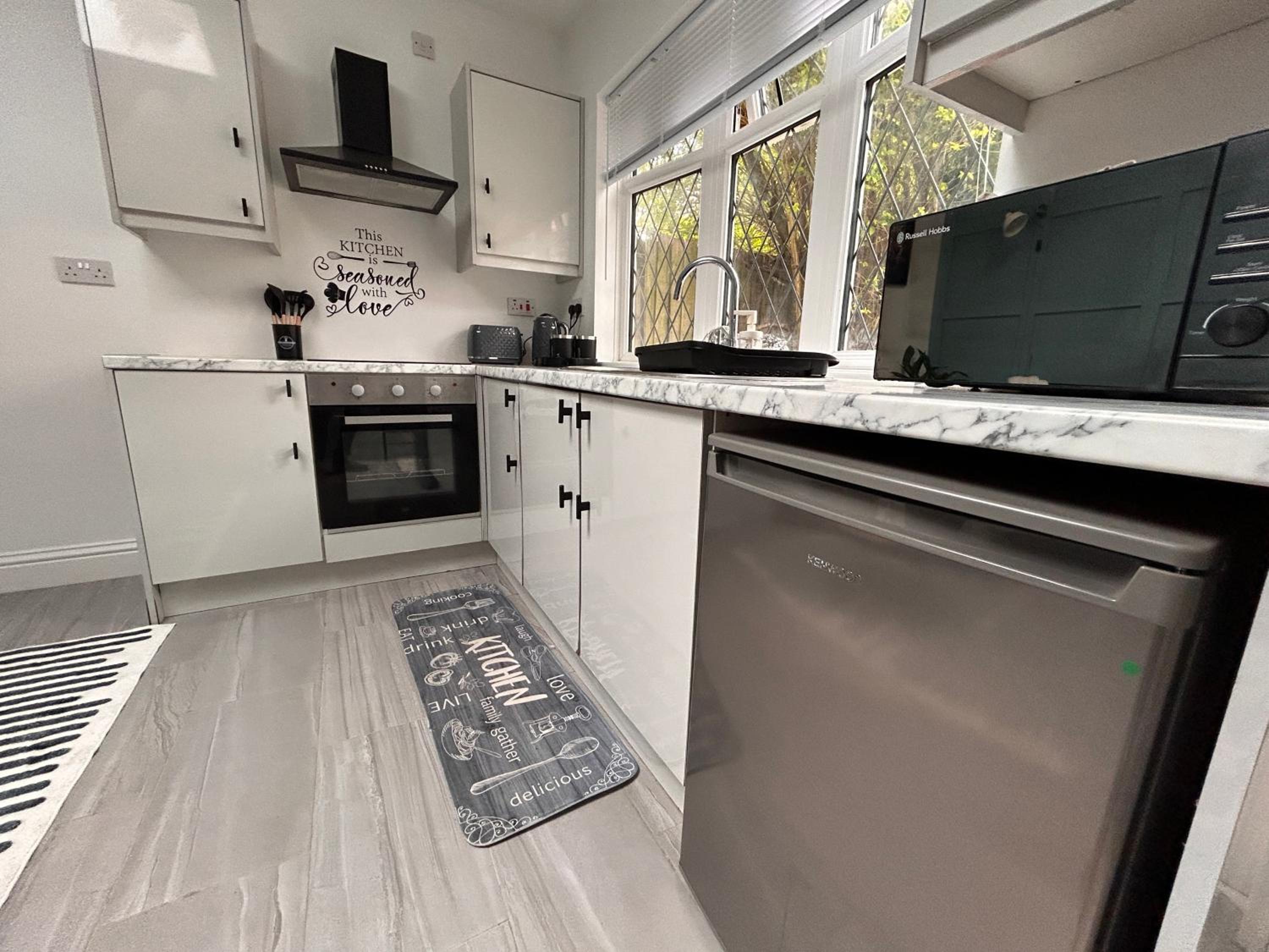 Vibrant Bungalow 2 Bedroom Flat with secure private parking view 3