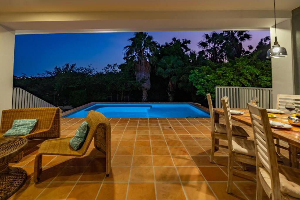 Sunny & Breezy, Tropical 3 BR villa with pool