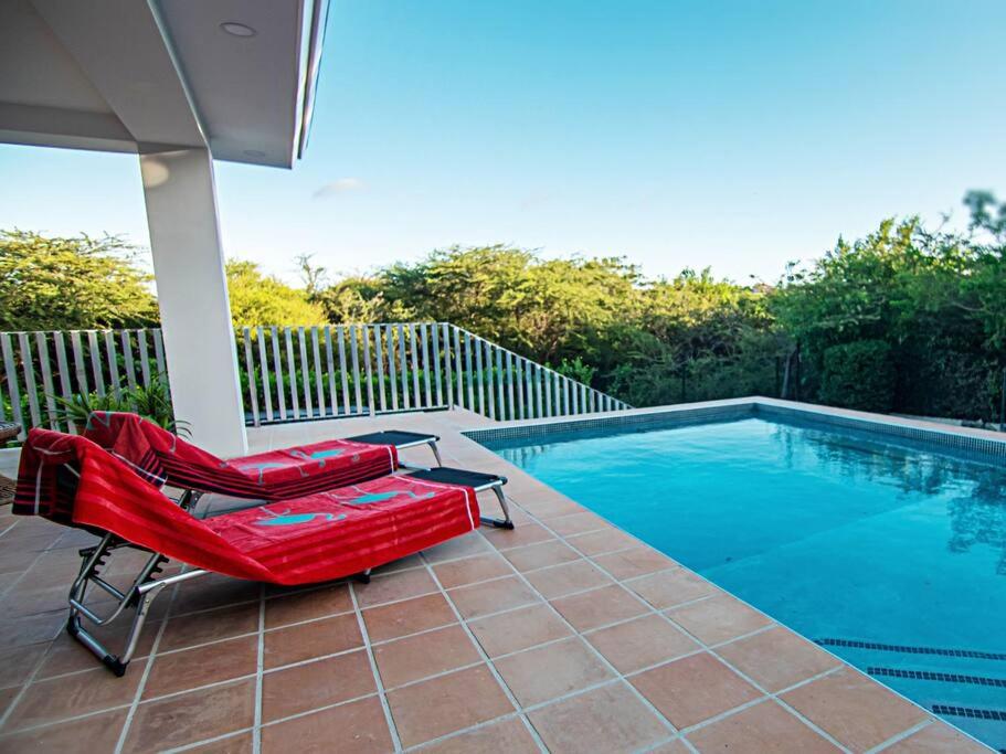 Sunny & Breezy, Tropical 3 BR villa with pool