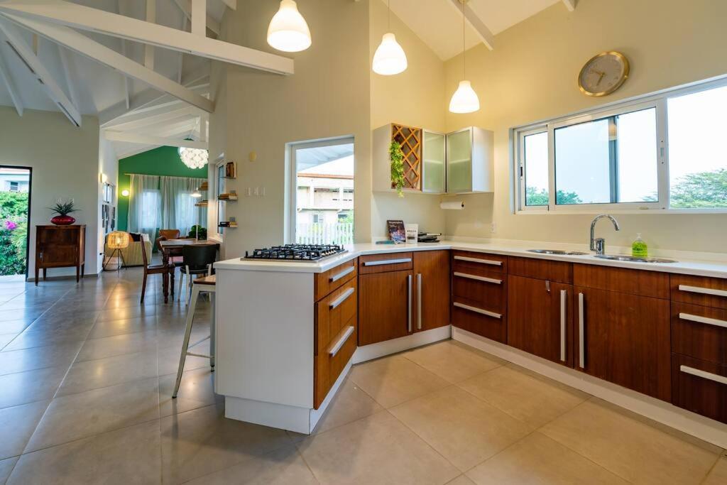 Sunny & Breezy, Tropical 3 BR villa with pool