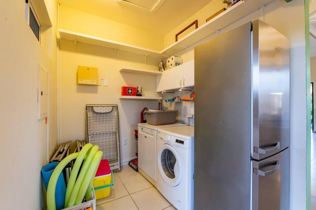 Sunny & Breezy, Tropical 3 BR villa with pool