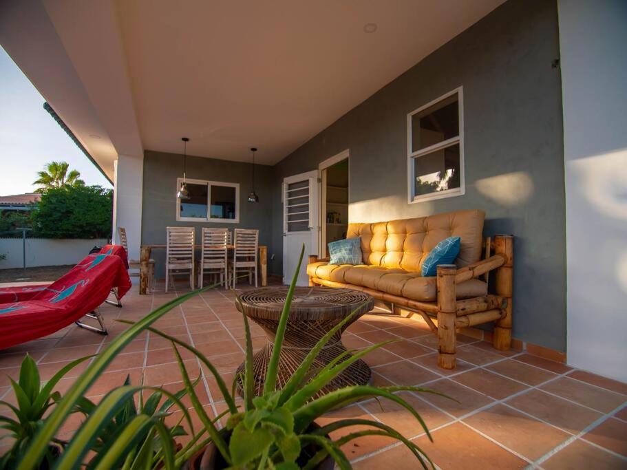 Sunny & Breezy, Tropical 3 BR villa with pool