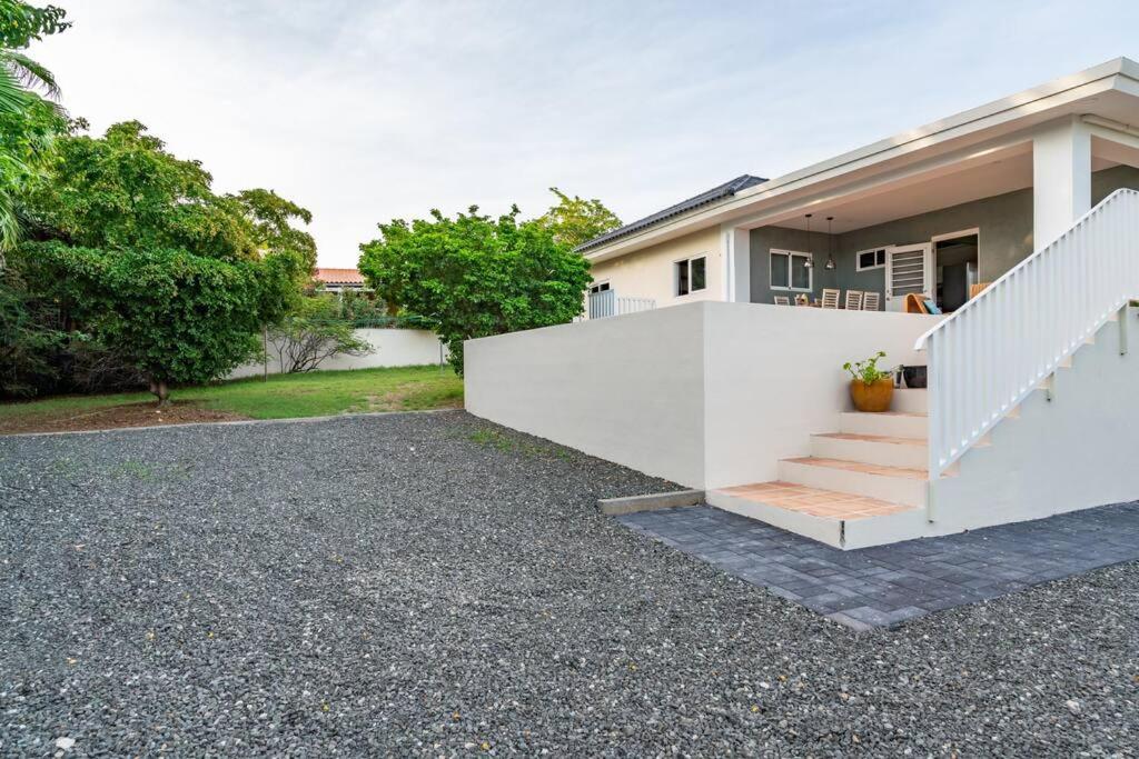 Sunny & Breezy, Tropical 3 BR villa with pool