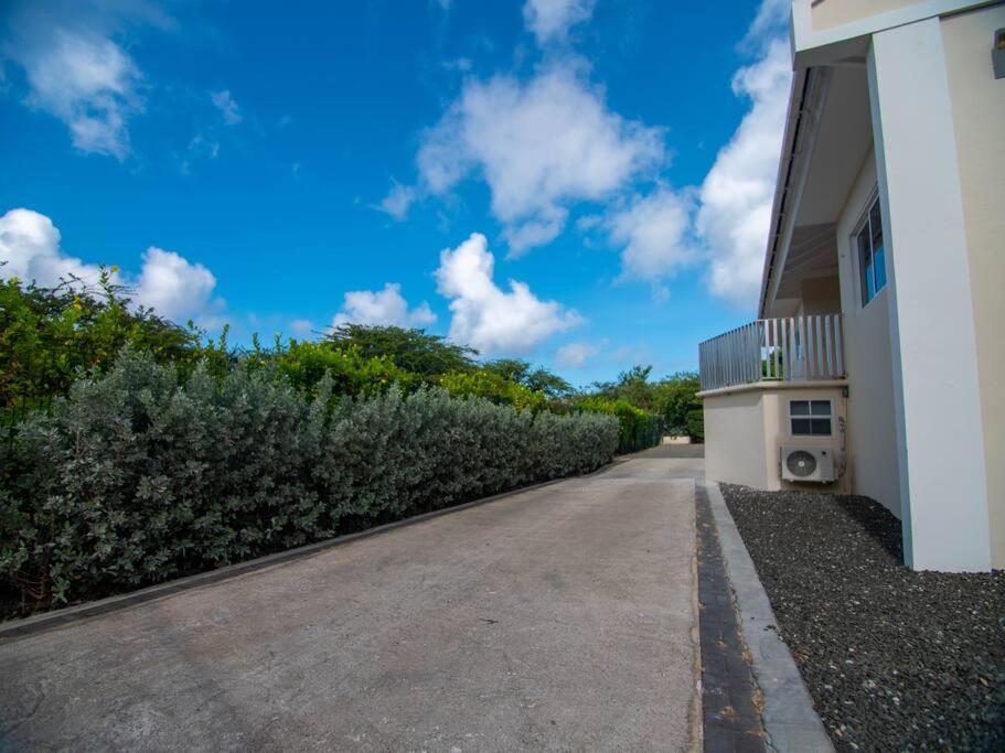 Sunny & Breezy, Tropical 3 BR villa with pool