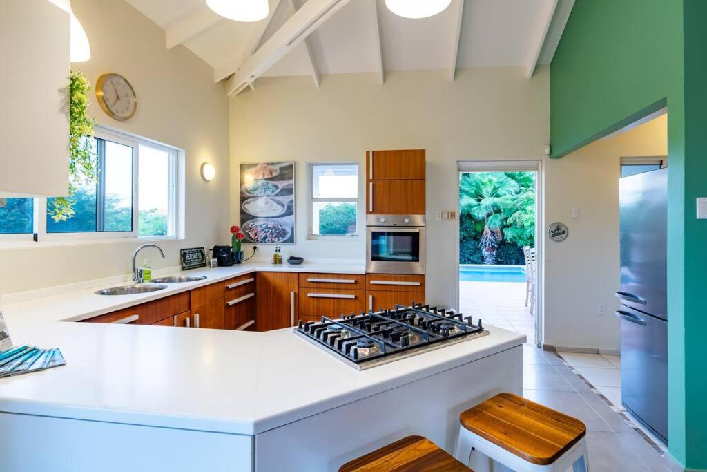 Sunny & Breezy, Tropical 3 BR villa with pool