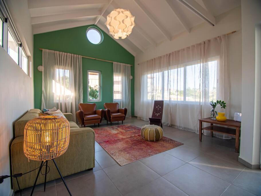 Sunny & Breezy, Tropical 3 BR villa with pool