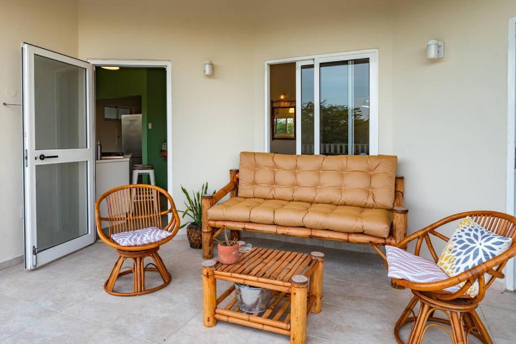 Sunny & Breezy, Tropical 3 BR villa with pool