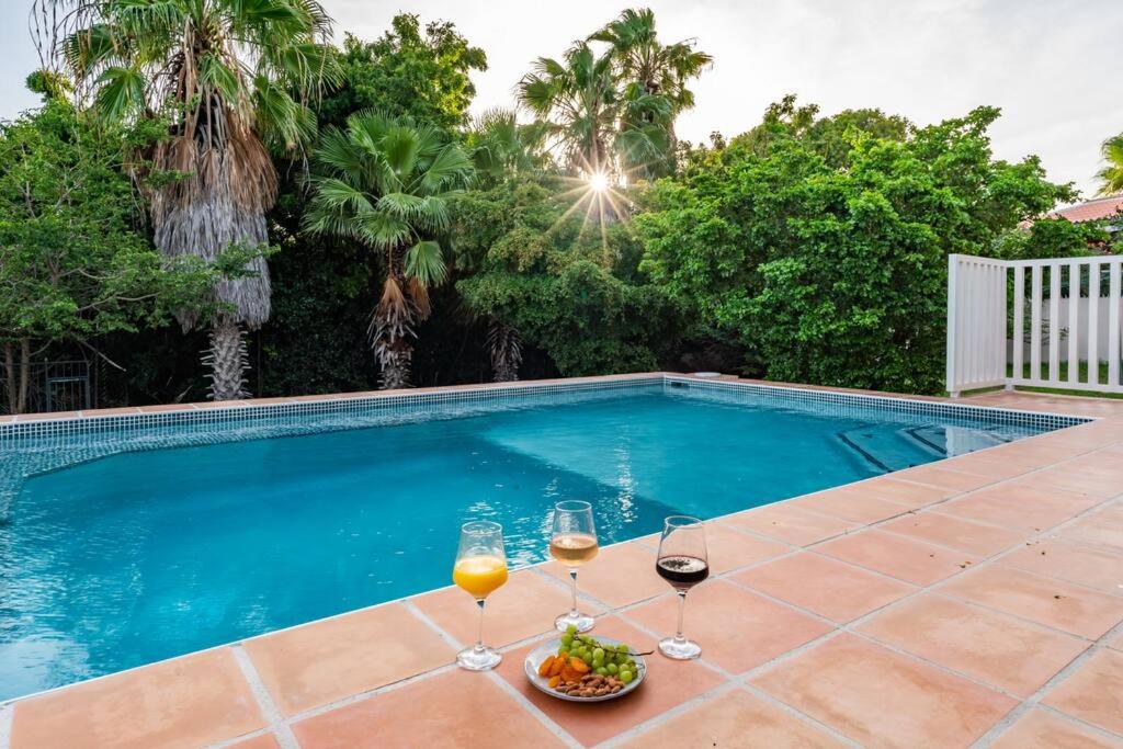 Sunny & Breezy, Tropical 3 BR villa with pool