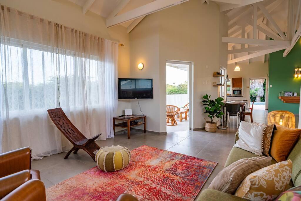 Sunny & Breezy, Tropical 3 BR villa with pool