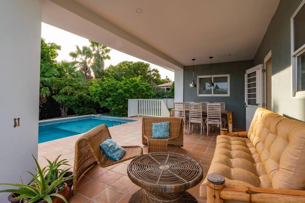 Sunny & Breezy, Tropical 3 BR villa with pool