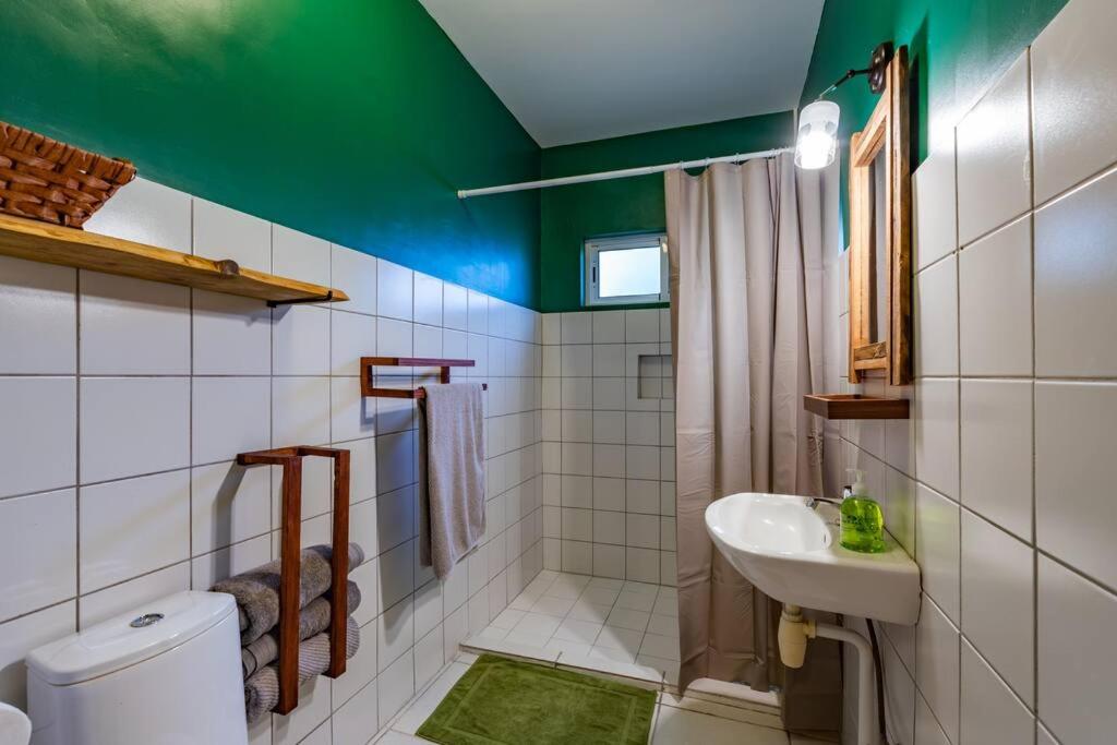 Sunny & Breezy, Tropical 3 BR villa with pool