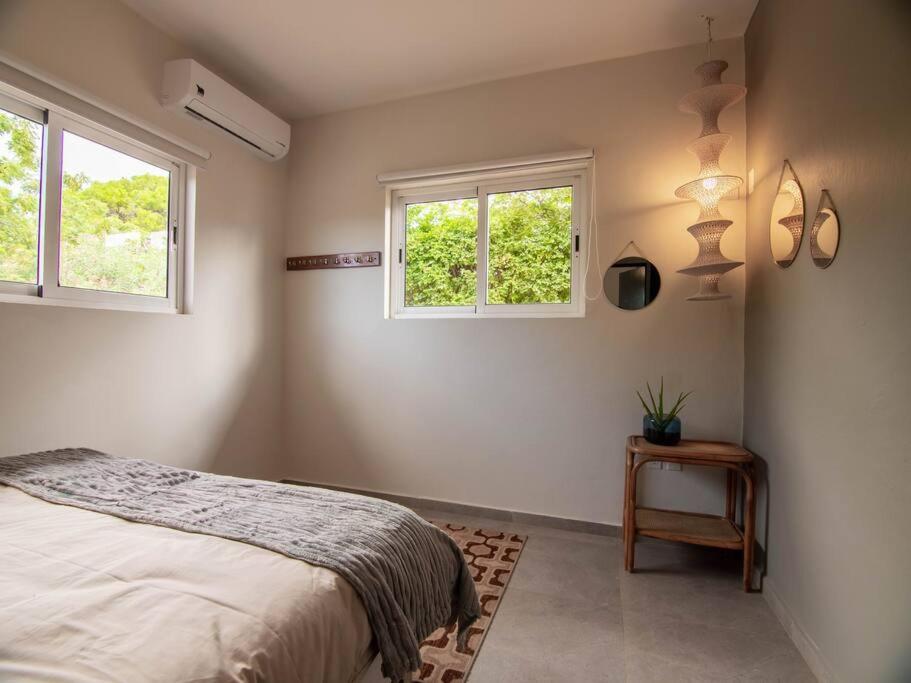 Sunny & Breezy, Tropical 3 BR villa with pool