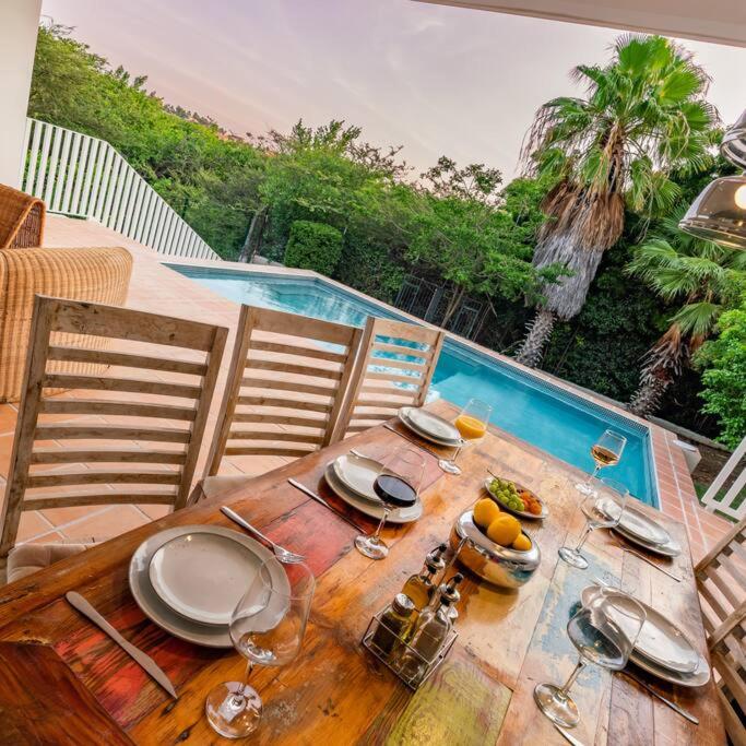 Sunny & Breezy, Tropical 3 BR villa with pool