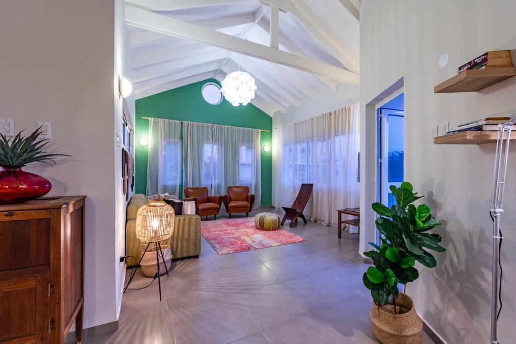Sunny & Breezy, Tropical 3 BR villa with pool