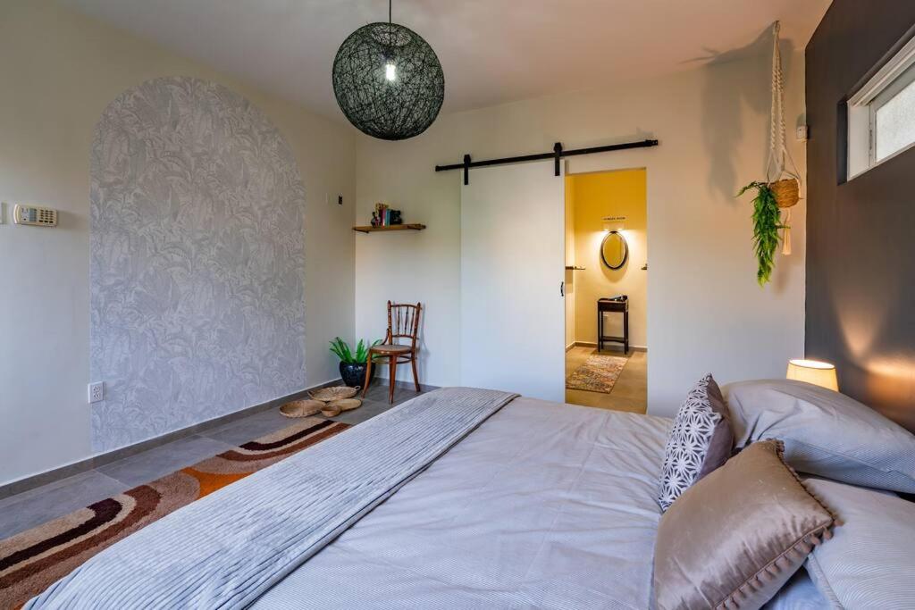 Sunny & Breezy, Tropical 3 BR villa with pool