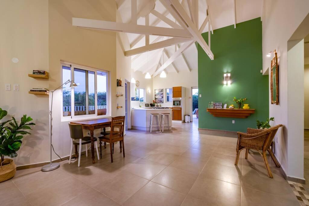 Sunny & Breezy, Tropical 3 BR villa with pool