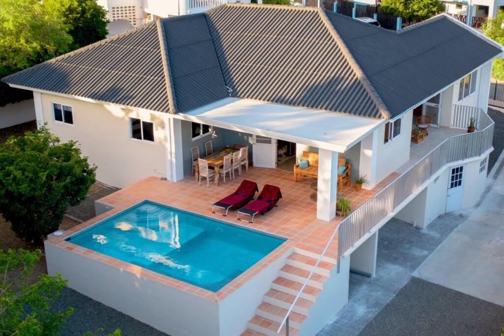 Sunny & Breezy, Tropical 3 BR villa with pool