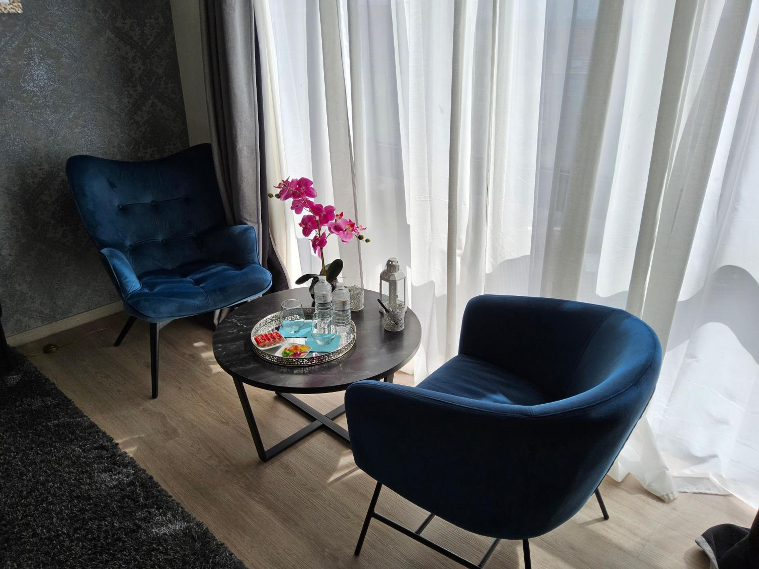 Chambre deluxe au 2ème étage, chambre double au 4ème étage NOT A HÔTEL