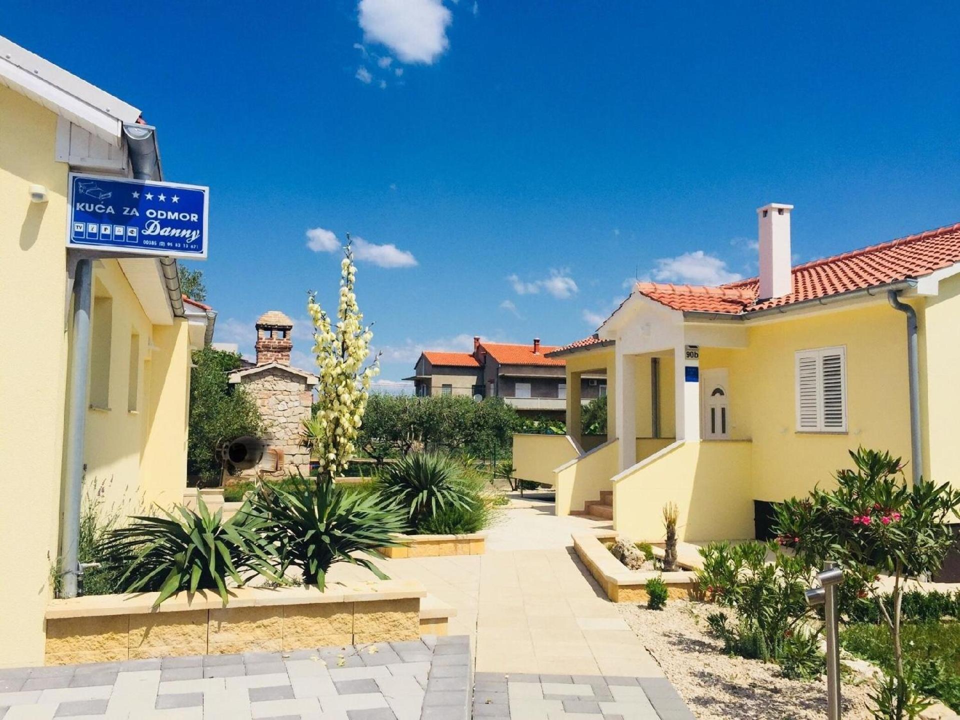 Modernes Ferienhaus in Dobropoljana mit Terrasse, Garten und Grill view 2