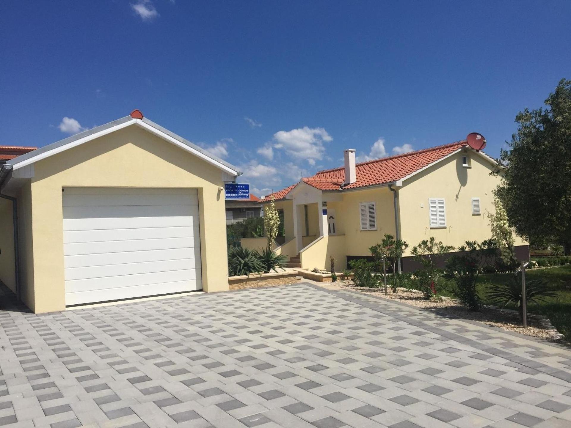 Modernes Ferienhaus in Dobropoljana mit Terrasse, Garten und Grill view 3