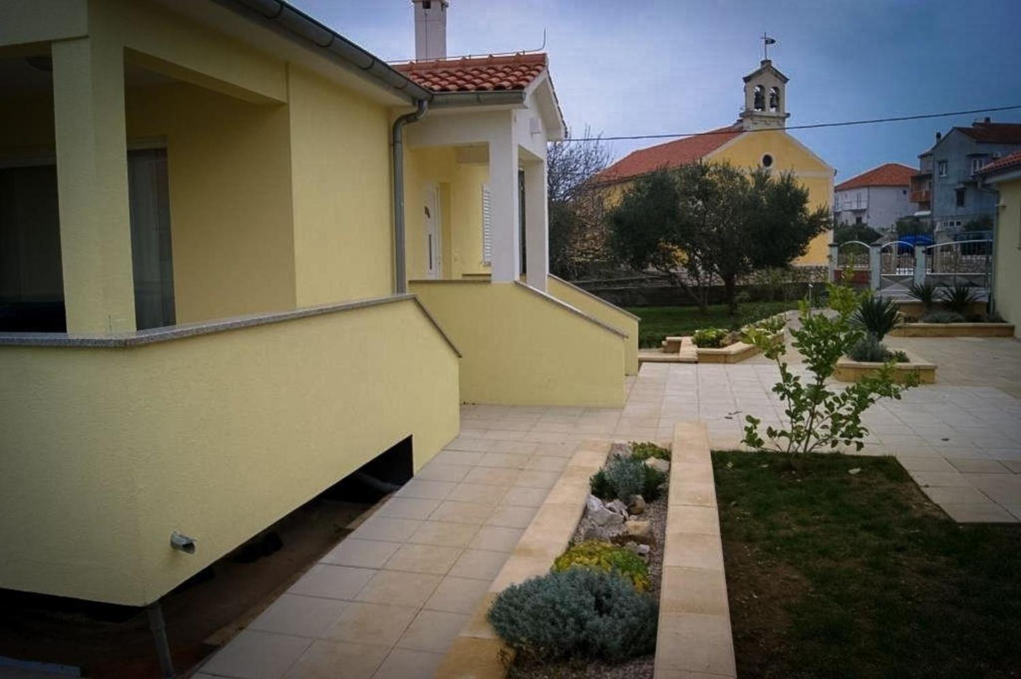 Modernes Ferienhaus in Dobropoljana mit Terrasse, Garten und Grill view 5