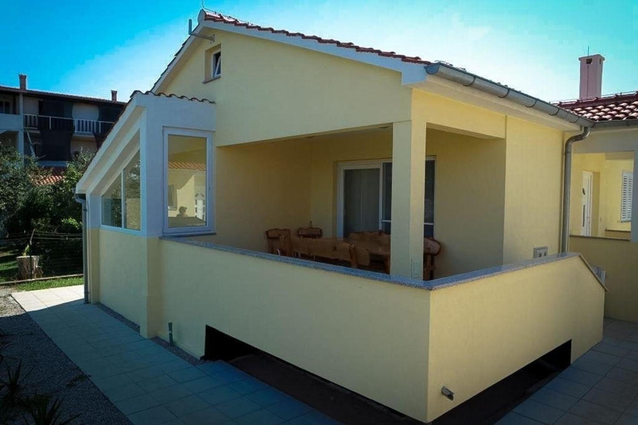 Modernes Ferienhaus in Dobropoljana mit Terrasse, Garten und Grill view 4