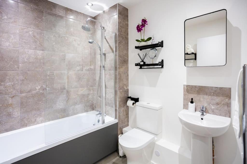 Waterside 2 Bed Apartment Taunton & FREE off road Parking view 2